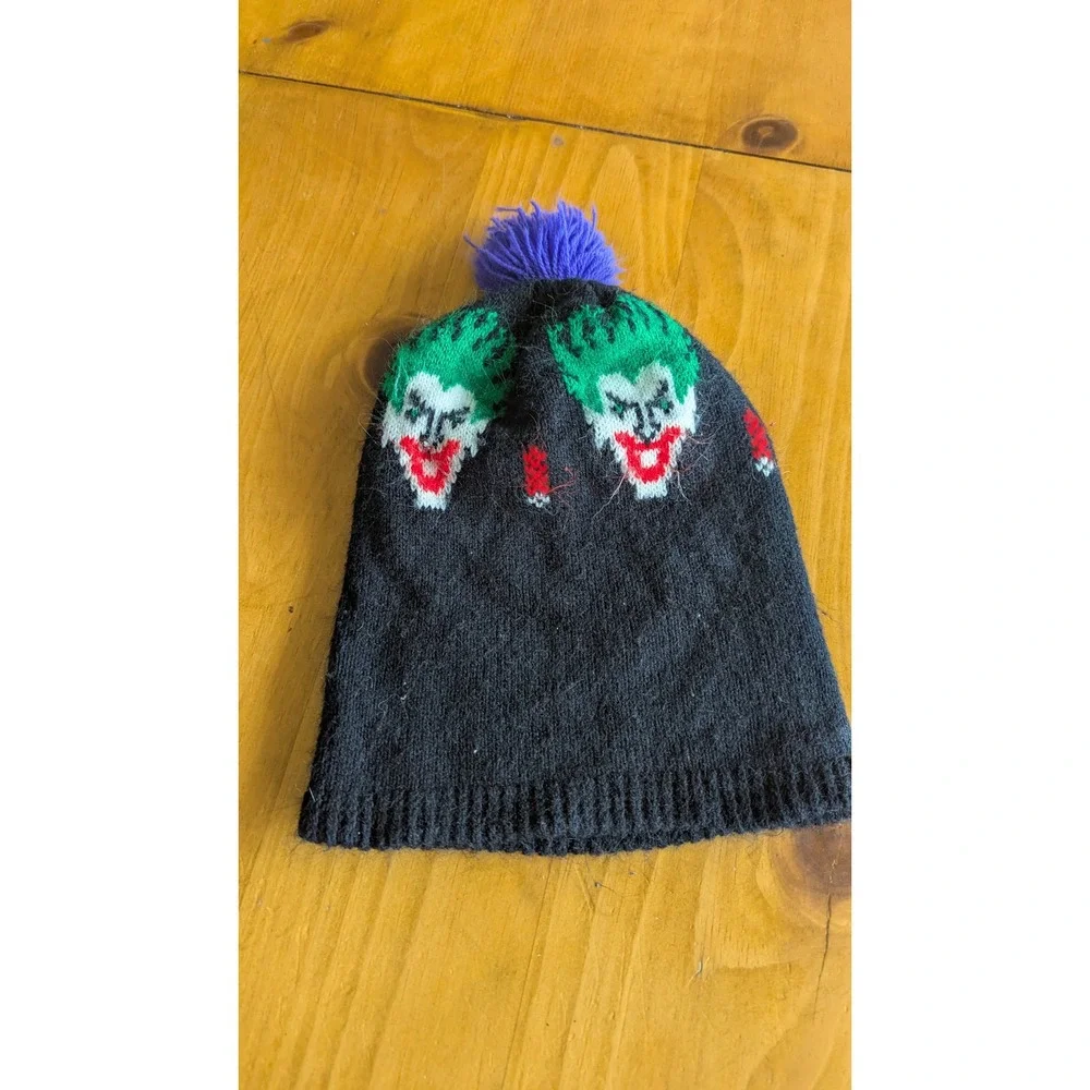 DC Comics The Joker Knit Beanie‎ Hat Purple Pom Pom Black Cuffed Graphic Cap